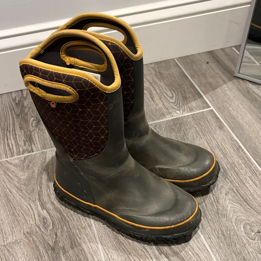 Bogs Kids youth waterproof Boots in Brown and Yellow size 4